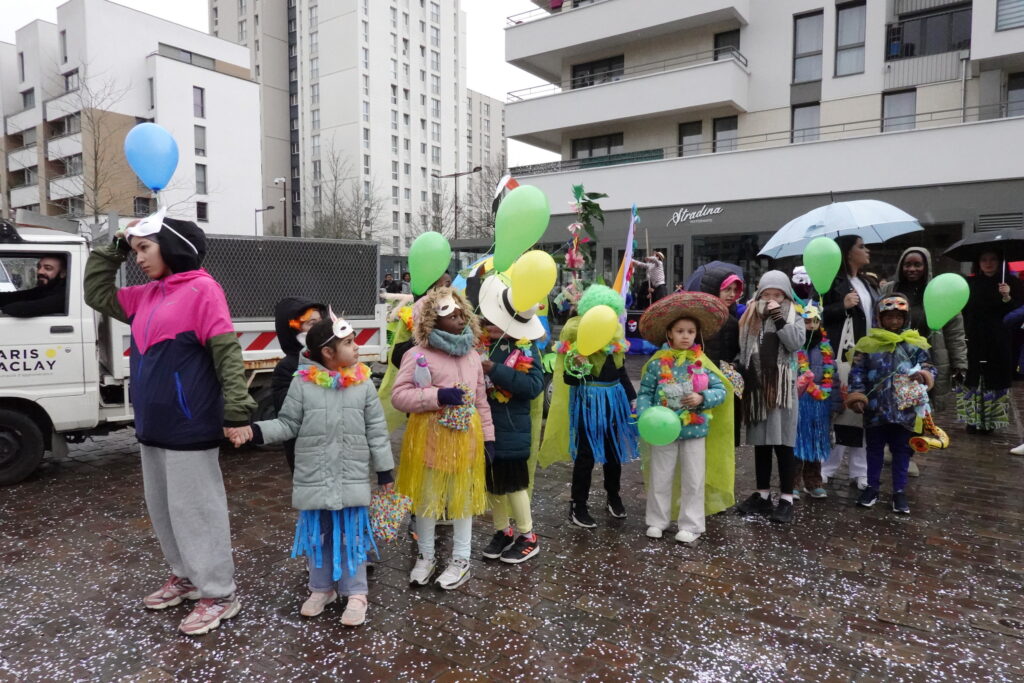 Le Club Léo Lagrange défile à l'occasion du Carnaval des Ulis édition 2024.